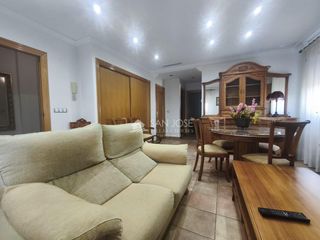 Miete Haus in Las Fuentes-Los Cipreses. Se alquila bungalow amueblado en buen estado en aspe