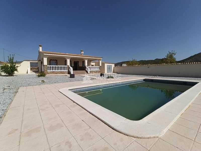 Foto b59de2f8-ef82-4970-99f8-79495d4bcbe7. Xalet amb piscina a Monòver