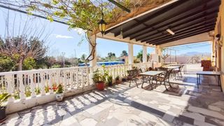Xalet a Novelda. Se vende chalet en buen estado en novelda zona el campet