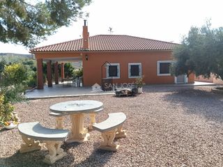 Xalet a Monforte del Cid. Se vende chalet en buen estado en monforte del cid en la zona de
