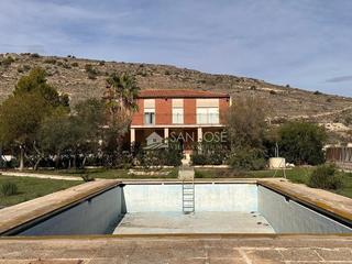 Chalet à San Juan. Se vende chalet para reformar con excelentes vistas en aspe