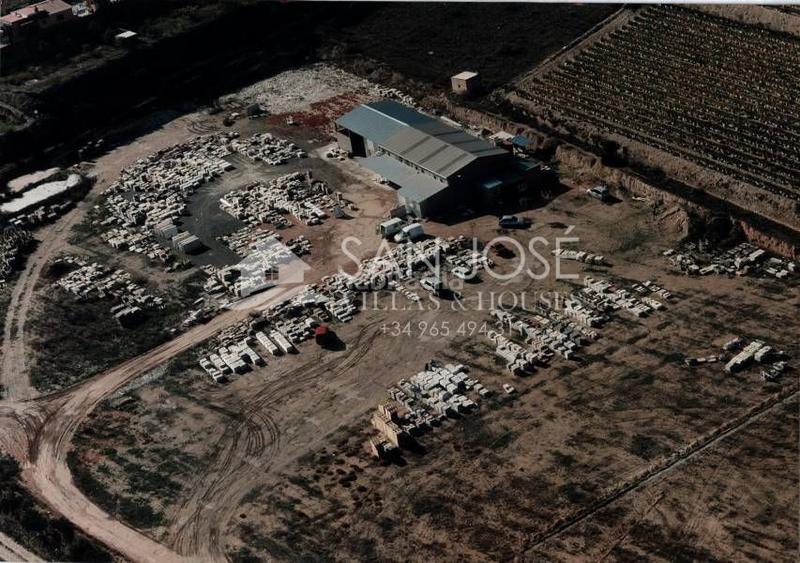 Foto ae576acb-a00d-423e-b9e7-d6d94d6a2267. Bâtiment à usage industriel dans Novelda