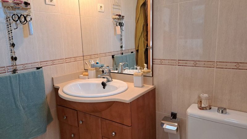 Foto da785d4c-1dd8-4a47-901f-e467d51028ad. Casa adosada casa seminueva 4 habitacions en zona centrica en Cunit