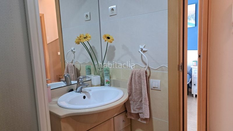 Foto fc42fb75-bf44-4599-811e-3f1b74208661. Casa adosada casa seminueva 4 habitacions en zona centrica en Cunit