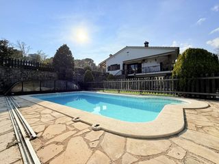 Haus  Calle vall nou. Casa en venta en riells i viabrea