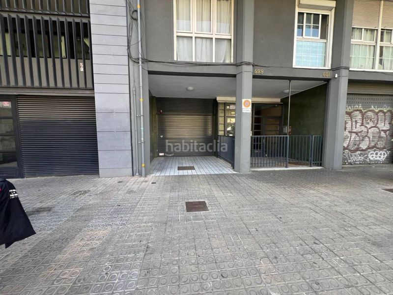 Foto c9421080-c759-4bea-a8c3-5c893c8f11d5. Aparcament cotxe a El Camp de l´Arpa del Clot Barcelona