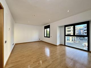 Piso  Maragall. Excelente piso exterior de 79 m con ascensor, luminoso en paseo