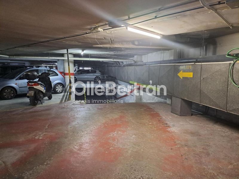 Foto 990184d8-e68c-4edc-9c04-08085b9f0375. Aparcament cotxe a Sants Barcelona