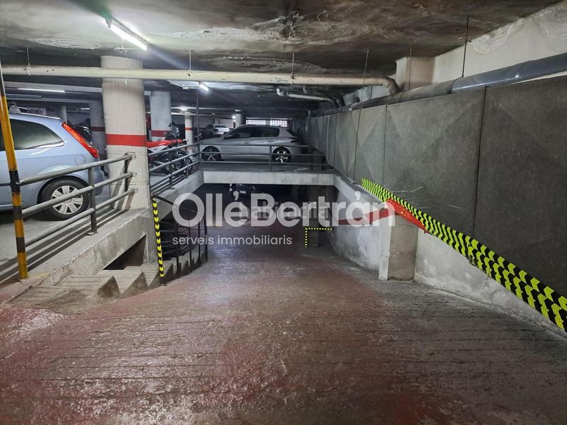 Foto a913886d-4f51-4097-a9c2-8c4fd9bf7e95. Aparcament cotxe a Sants Barcelona