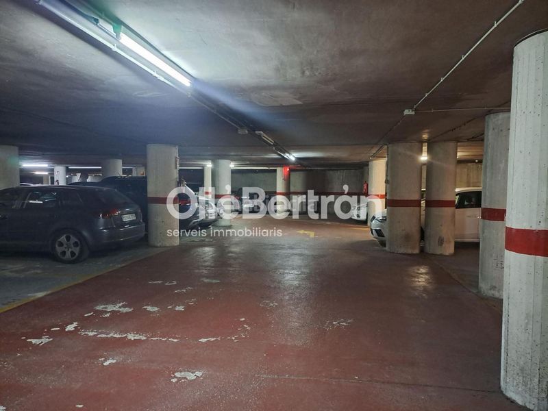 Foto b43b73fa-be3e-4745-8eb4-84e9e47557a1. Aparcament cotxe a Sants Barcelona