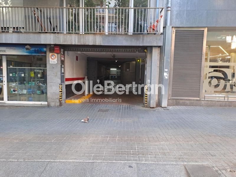 Foto bf75c902-96a8-4b9d-8606-db606dc030df. Aparcament cotxe a Sants Barcelona