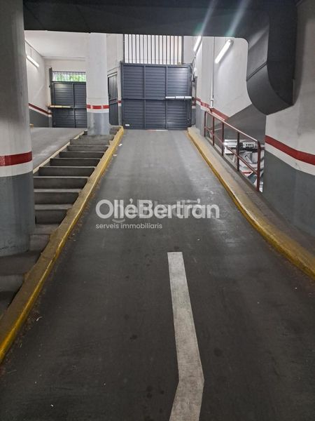 Foto f71f0ad3-df4f-4d7e-8a74-519f6b9b1275. Aparcament cotxe a La Nova Esquerra de l´Eixample Barcelona