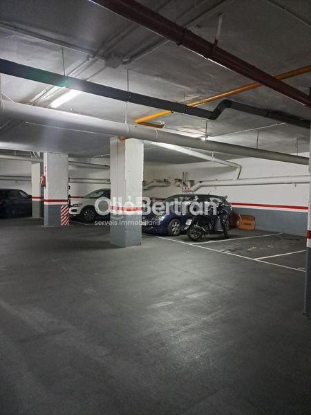 Foto f8ae0efe-7a02-4958-aeb4-9ffb5982f211. Aparcament cotxe a La Nova Esquerra de l´Eixample Barcelona
