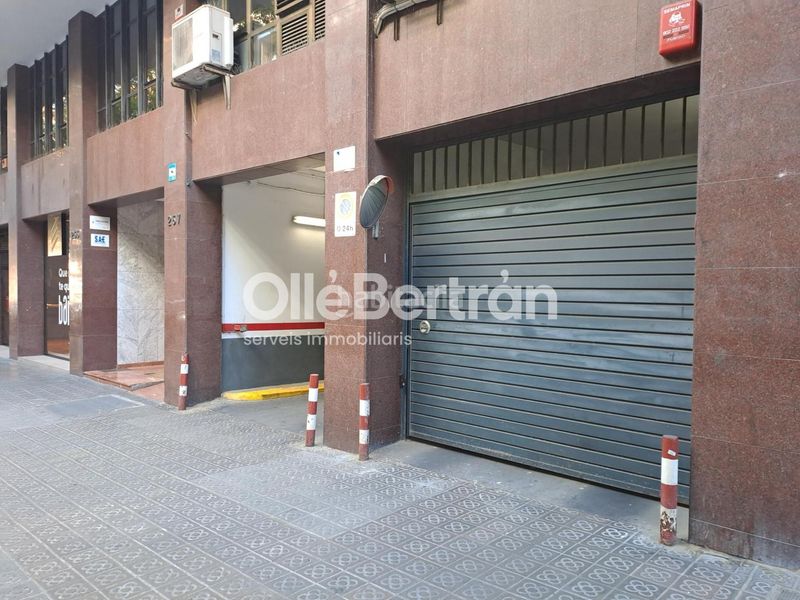 Foto cb7745fc-2883-4ad9-a9f4-421fb1d6c7f7. Parking coche en La Nova Esquerra de l´Eixample Barcelona