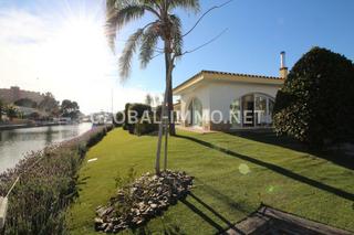 Chalet  Carrer cap negre. Casa con amarre de 40 mts en santa margarita  roses