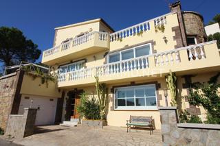 Xalet  Carrer lisip. Casa de 4 dormitorios con vista panorámica al golfo de roses