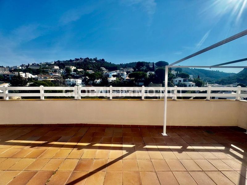 Foto f66320ea-8d5c-4f5d-a8f2-e6e46d98fe7a. Apartament amb calefacció a Centre Roses