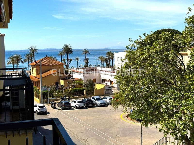 Foto e6236352-618d-4c1c-bb82-4d6fd2de12b7. Apartament a Centre Roses