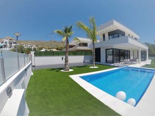 Casa a Golf Bahía. Modernas casas en sierra cortina
