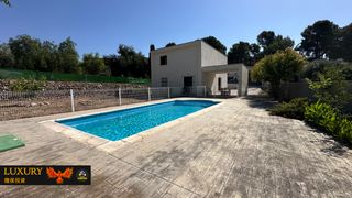 Chalet  Passatge tuca. Excelente ubicación