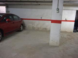 Parking coche en Calle montpalau 18. Plaza de parking en el centro junto al ayuntamiento y la iglesia