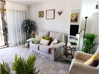 Pis  Calle tramuntana. Piso muy luminoso con terraza y piscina comunitaria en el centro