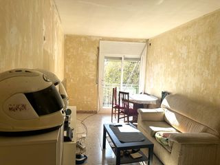 Pis  Calle manxa. Piso con balcón y gran potencial junto al parque güell