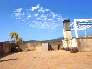 Àtic  Plaza emporda. Ático con gran terraza privada y plaza de parking a 5 minutos de