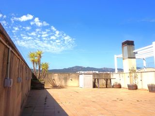 Àtic  Plaza emporda. Ático con gran terraza privada y plaza de parking a 5 minutos de