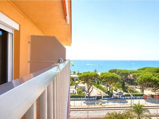 Pis  Paseo maritim. Piso en primera línea de mar con vistas al mediterráneo y piscin