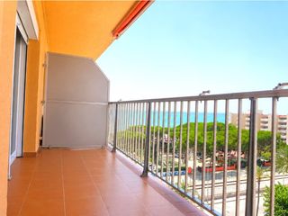 Pis  Paseo maritim. Piso en primera línea de mar con vistas al mediterráneo y piscin
