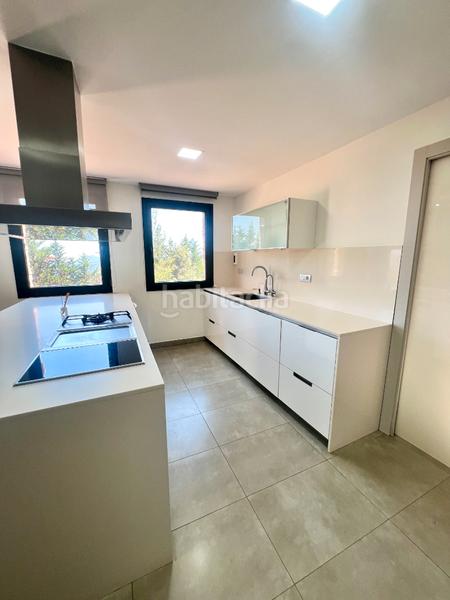 Foto 267da070-9a67-4fe7-844a-404fd70b254a. Xalet amb xemeneia calefacció aparcament piscina a Pallejà