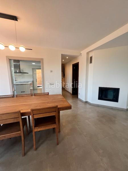 Foto 4a35132a-7071-4a77-9eb0-443e5a42276c. Xalet amb xemeneia calefacció aparcament piscina a Pallejà