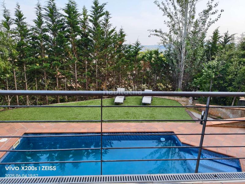 Foto 7f24c08a-2d06-4c74-90c8-4bee8727b418. Xalet amb xemeneia calefacció aparcament piscina a Pallejà