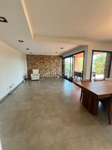 Foto a9cf291f-270d-4ac6-8b61-555f9ef5fd12. Xalet amb xemeneia calefacció aparcament piscina a Pallejà