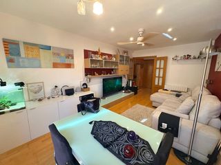Etagenwohnung  Carrer joan molins parera. Piso exterior muy soleado de 4 hab. y balcón junto a la estación