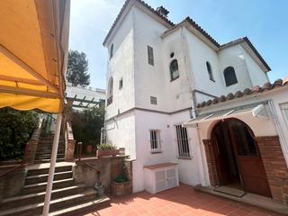 Maison à Molins de Rei. Planta baja de 130m2 +37m2 de parking+400m de terreno