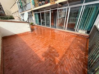 Pis a Pla�a Catalunya - Escola Industrial. Espectacular planta  baja 4 hab  con patio y galeria