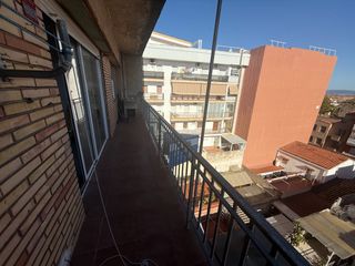 Pis a Carrer de les salenques 17. Se venden 2 aticos a reformar con 25m de terraza