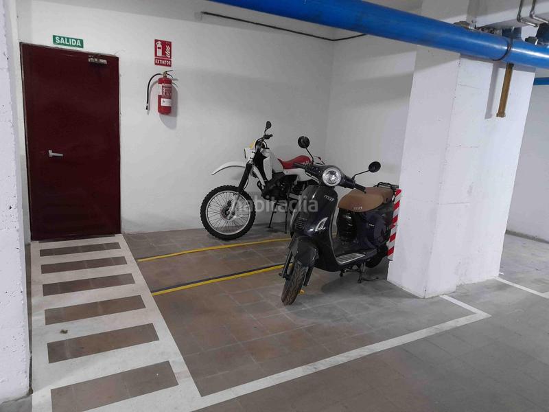 Foto 7b2f9b47-16bd-4b85-a3fe-c2ab2bdc08fd. Parking coche 13 plazas de parking para coche grande o motos ideal inversores en la plaça granollers en Mataró