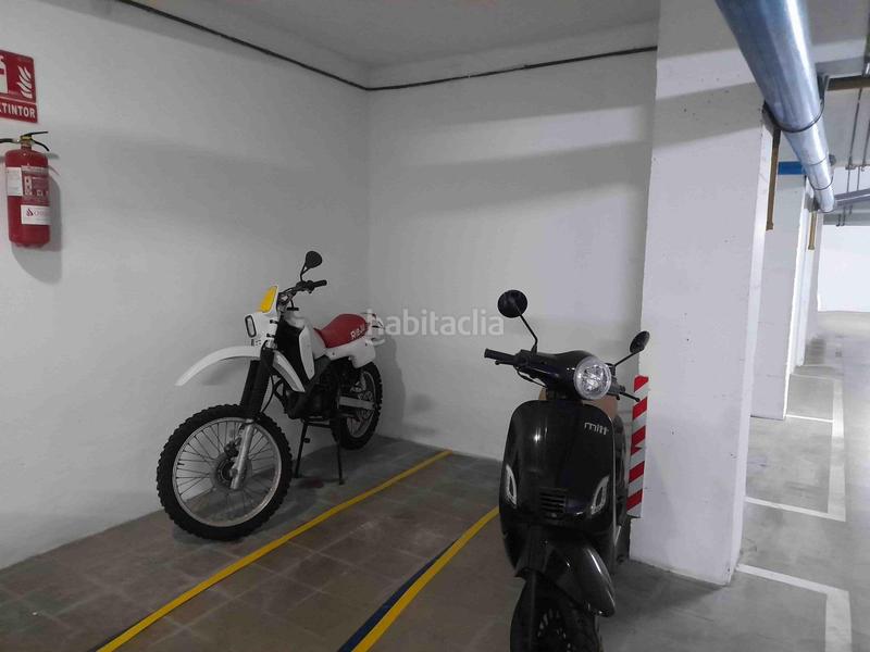 Foto b7a06e0c-4cab-4300-9f87-890638f1f804. Parking coche 13 plazas de parking para coche grande o motos ideal inversores en la plaça granollers en Mataró