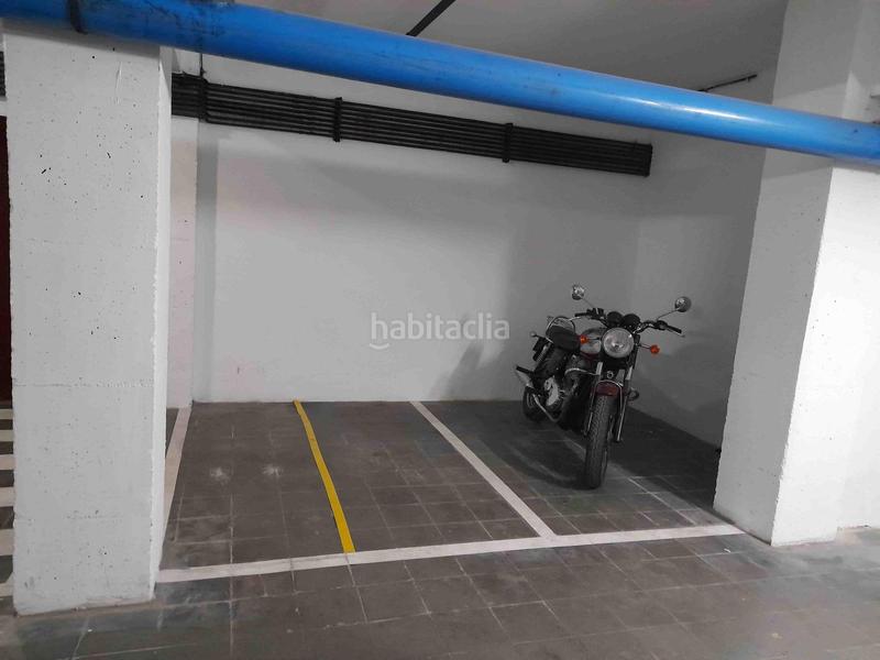 Foto d9d81cea-47df-47f5-9953-5c670ffd4daa. Parking coche 13 plazas de parking para coche grande o motos ideal inversores en la plaça granollers en Mataró