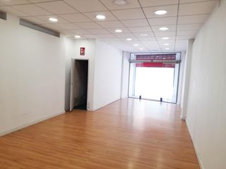 Lloguer Local Comercial a Centre. Local comercial con patio de 24m2 en la calle sant benet de mata