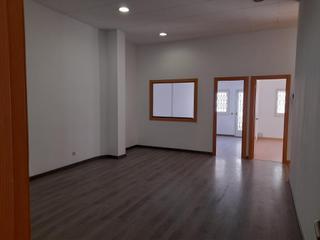 Local Comercial a Eixample. Local comercial en venta de unos 135m2 con patio grande en matar