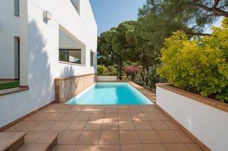Rent House in Sant Vicenç Centre. Chalé exclusivo con piscina y vistas panorámicas al mar