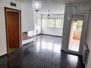 Pis a Caldes dEstrac. Gran piso de 4 hab. con terraza y parking incluido en el centro