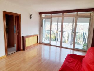 Flat in Montbau. Ático con balcón de 3 hab., vistas al mar y a la montaña en mont