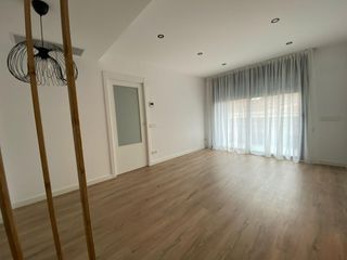 Rent Flat in Centre. Piso de 2 hab. con piscina comunitaria y plaza de parking inclui