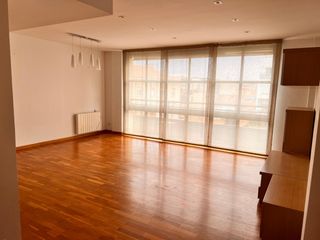 Location Appartement à Centre. Piso de grandes dimensiones en la riera de mataró