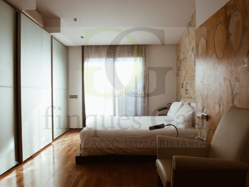Foto 385fc84e-3859-41ef-b0ef-632ccb3be16d. Dúplex exclusivo dúplex invertido en el centro con terraza de 90m, tres plazas de aparcamiento y tres trasteros. en Manresa